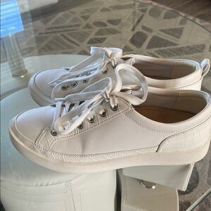 Vionic Winnie white Lace-Up Sneakers women’s size 7 great condition